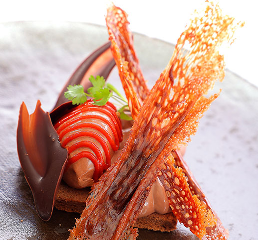 Dessert gourmand chocolat et fruits rouges, tuile croustillante, restaurant Croizard à Nîmes