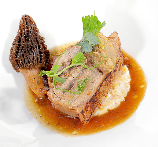 Viande fondante accompagnée d'une morille et d'un risotto crémeux, cuisine gastronomique nîmoise