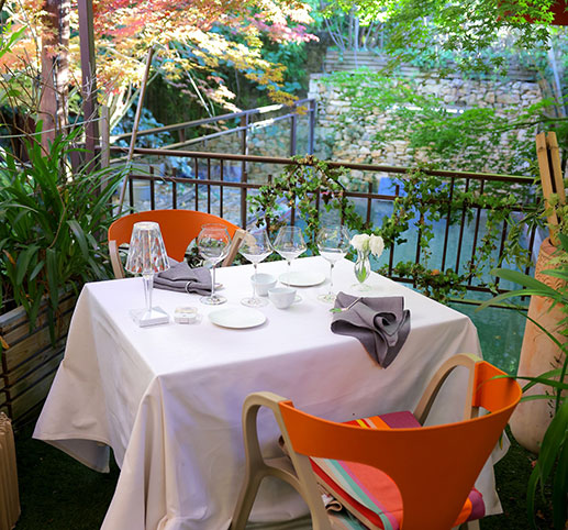 Table dressée sur la terrasse fleurie du restaurant Croizard, cadre verdoyant à Nîmes